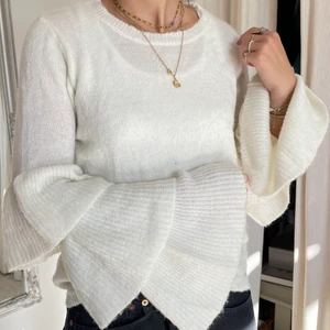 Volangtröja  - Finaste stickadetröjan med volangarmar. 