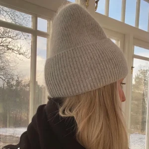 Grå mössa - Säljer denna super fina gråa mössa. Jätteskön och helt oanvänd❣️ köp direkt för 249