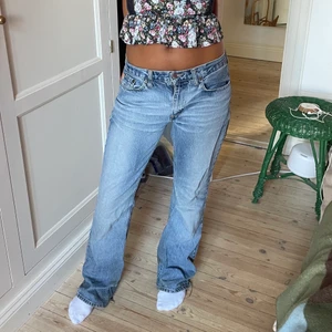 Lågmidjade jeans!!!💙 - Jeans som sitter lite baggy och lågmidjat❤️ Väldigt fint skick