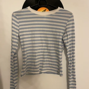 Randig tröja  - Tycker om mycket men nästan aldrig använd då ja tycker den kanske skulle komma till användning hos nån annan❤️‍🩹