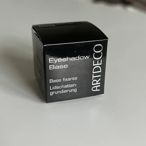 Artdeco eyeshadow base  - Säljer en ögonskuggsbas från artdeco som är helt oöppnad och aldrig använd eller testad🤍🤍 Orginalpris: 129kr, säljer för 50kr🤍