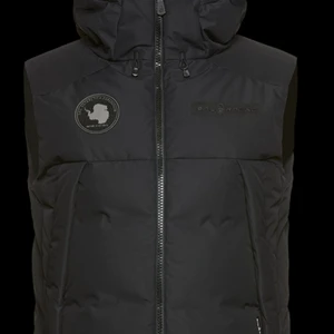 Sail Racing Antarctica Väst - Säljer en sail racing antarctica väst som ja inte längre använder. Haft den i ett år drygt och den är i fint skick, köptes för 2500kr och ja vill ha 1000kr för den. 