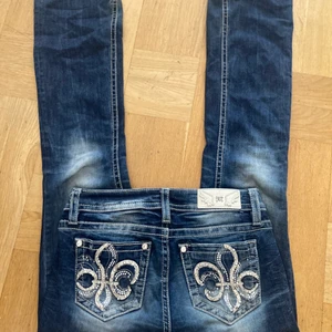 Miss me jeans  - Jätte fina bootcut jeans från miss me ❣️❣️storlek 27. Köpte nya i Sthlm för 2000kr. Midjemått:30 inches Inerbenslängd:32 inches 