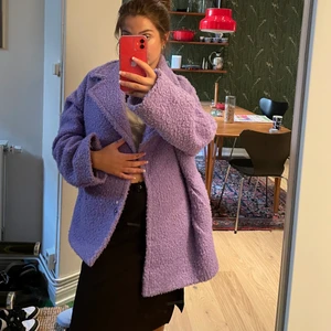 Fantastisk kappa  - Underbar kappa i färg som drar till sig blickar. Vem vill inte det 🌺kom å köp!!! Använd sparsamt, fint skick! Köpt för många hundralappar. XXS men större pga oversize. Jag e Xs S