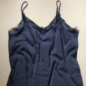 Sidenlinne med spets - Marinblått Sidenlinne med spets💙 storlek 36 med justerbara axelband, bra skick! ❗️tryck ej på köp nu❗️ (anvönder ej funktionen) frakt 26kr