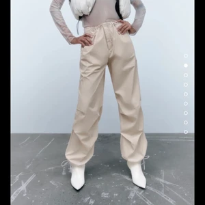 Jogging pants  - Säljer dessa oanvända trendiga byxor. Slutsålda på Zara hemsida. Stolek Xs 