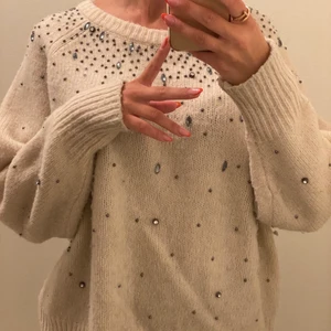 Stickad tröja från Zara  - Stickad tröja från Zara i storlek S. Fina detaljer. Lite nipprig där av priset.  Kan skicka men då får köparen stå för frakten. Annars möts jag upp på Östermalmstorg 🤍 65% acryl  30% nylon  5% ull