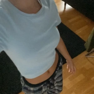 Fin ribbad blå topp  - En väldigt fin och enkel ribbat topp som passar till nästan allt. Den är i nyskick och köptes för 1 vecka sedan. Frakt !! 💙