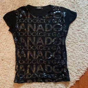Dolce gabbana T-shirt  - Så cool dolce gabbana tröja köpt second hand❤️ står XL men passar mig med S