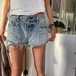  Levis  shorts - Jättesnygga Levis shorts! Jag har sytt in de lite på sidan men syns knappt. Passar någon som har storlek 34 ish! Modellen är storlek 32 ungefär därför är de lite stora:) skriv för fler frågor eller bilder💗
