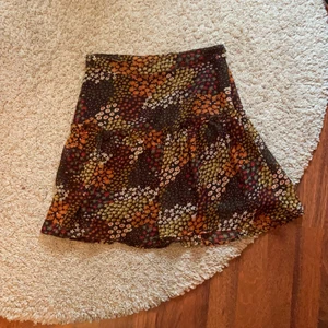 Volangkjol - Så fin volangkjol i höstfärger! Snygg till ett par boots nu i höst