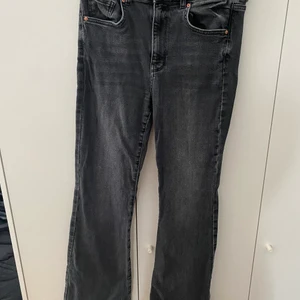 Grå bootcut jeans, gina tricot - Säljer pga viktnedgång hade behållt annars. Obs köparen står för frakt. Strl 40