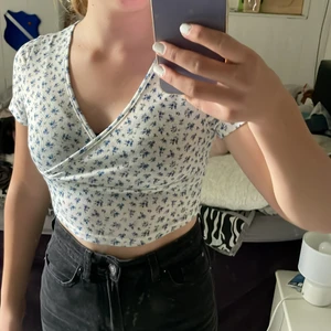 SHEIN topp - Jag säljer en snygg topp ifrån SHEIN. Nästan oanvänd. Kort i modellen. Vit/blå blommig.