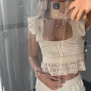 Stickad zara topp  - Säljer min älskade zara topp då den inte kommer till användning alls. Använd 1 gång. Osäker på om den fortfarande säljs på Zara. 