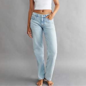 Superfina jeans från Gina Tricot i modellen low straight . Säljer då de tyvärr är för stora för mig som har 36/38 i jeans, passar bättre någon som är 38/40. Kan även tänka mig att byta dem mot en mindre storlek