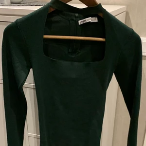 Zara Topp - Slutsåld och populär grön topp från Zara💚 I nyskick och sitter bra på mig som är en S. Bara kontakta mig om du har funderingar✨ !!lägger upp igen pga oseriös köpare!!