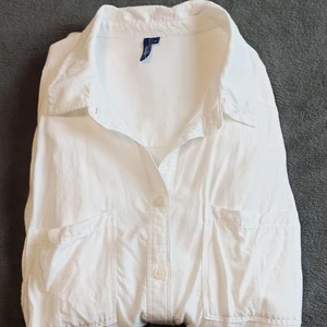 Vacker vit, modern blus/skjorta. Stryks och tvättas innan leverans! - Denna skjorta/blus är inte mycket använd, den är hel fin och vit. I mycket bra passform!