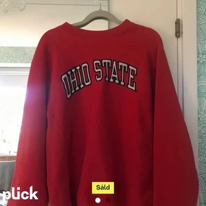 Steve&barry’s red sweater - En super fin röd oversized sweater som tyvärr ej kommer till användning. Köpt på Plick för 500 (lånade bilder)❤️