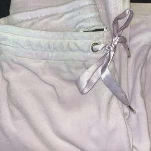 Lilla mjukis från gina - Bekväma mjukis från gina, knappt använda nytvättade. En mjuk nyans av lilla, köpa i Gina tricot.