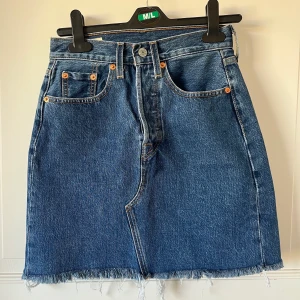 Levi’s jeanskjol  - Säljer min jeanskjol från Levi’s, storlek 24/XS och i fint skick💛 Köpare står för frakten, kan även mötas upp i Jönköping! 