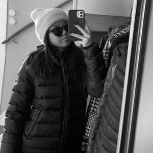 Colmar Jacka 🖤 - Säljer min fin fina Colmar Jacka perfekt inför både höst och vinter som är i jättefint skick! Den har en liten defekt på armen som går att fixa om man vill, därav priset (se bild 3) 🖤🖤 nypris ca 5000kr! <3 hör av er vid frågor