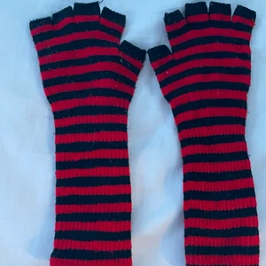 Röd/svarta handskar  - Ett par röd-svart handskar som ej kommer till användning länger pga inte min stil längre! Handskarna är ifrån blue fox. Skulle säga att dom passar de flesta❤️