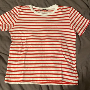 Zara randig T-shirt  - Jätte fin zara t-shirt i storlek s, passar till det mesta. Säljer på grund av att den inte är min stil längre💋