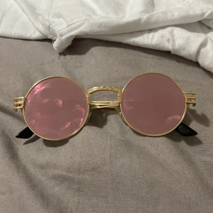 Solglasögon  - Köpte dessa för 300kr säljer för 150kr pågrund av att de kommer inte till en användning. Har tvär inte boxen kvar men har en annan som jag kan lägga in de i. 45kr frakt!! TAR BARA SWISH TRYCK INTE PÅ KÖP UTAN KONTAKT MIG DM!