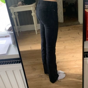 Levi’s bootcut - Fina svarta bootcut jeans från Levi’s i storlek 27 som även passar 26! ♥️ ganska långa i benen