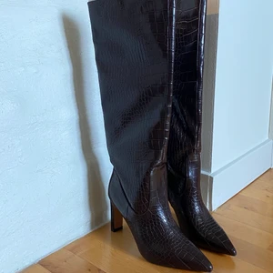 Spetsiga boots med löst skaft - Säljer dessa stövlar från NAKD i brunt. Helt oanvända, nypris 879kr. Slutsålda på hemsidan i strl 39 som passar mig som har 37-38. 