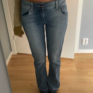 Jeans från Jeans & Casuals  - Jeans från Jeans & Casuals i storlek 158 men skulle säga att de passar en xxs/xs. De är lågmidjade och har detaljer på bakfikorna. Är 164 cm lång. 50kr + frakt!