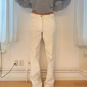 Superfina vita jeans som är långa! Säljer då de är för stora för mig tyvärr! Oklart vad märket är då de är köpta second hand! Lite slitna längst ned vid fötterna, annars i bra skick🥰 möts upp i Stockholm annars står köparen för frakt!