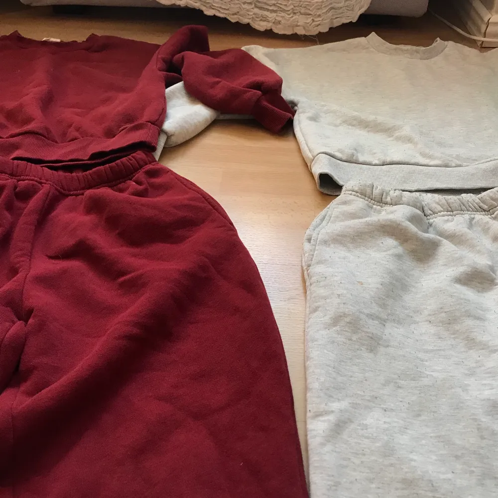 Två par mjukissett från Gina tricot. Tillsammans köpte jag de för ca 1000kr. (Det gråa kan upplevas lite nopprig) säljer de för 200kr sammanlagt eller köp enskilt för 60kr🤍❤️❤️ Allt är i xs förutom den röda sweatshirten som är xxs. Hoodies.