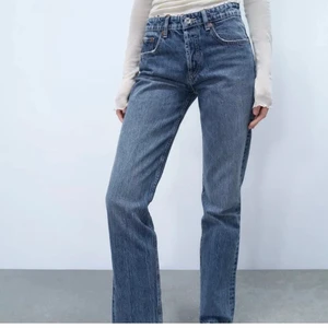 Mid Rise straight jeans från zara  - Dessa jätte jätte snygga zara jeans är tyvär för små för mig. Använd fåtal gånger. Köparen står för frakten pris kan diskuteras