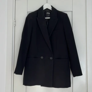Zara blazer - En dubbelknäppt blazer ifrån Zara i storlek xs  Lite oversize så passar även en s/m beroende på hur man vill att den ska sitta ❣️