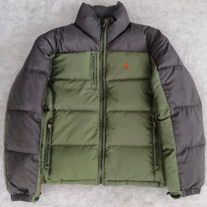 Ralph lauren puffer - Vintage ralph lauren puffer jacka i grön och svart.  Har använts en del men är fortfarande i grymt skick. Nypris på typ 3000 Äkta såklart. 