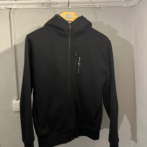 Sail Racing Bowman Full Zip Hoodie Carbon, storlek M  - Säljer min svarta sail racing hoodie då jag knappt använder den⚫️ Använts fåtal gånger Skick: 9/10