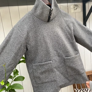 Jacka  - Grå jacka från NAKD X AFJ som är köpt ny men aldrig använd! Säljer för 250 eller bud, köparen står för frakt🥰