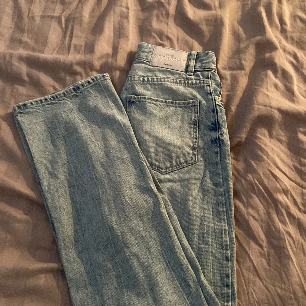 Jätte fina jeans från Bershka i storlek 32. Skulle säga att de är midwaist och formar kroppen jättefint. Superbra skick, säljer för 150kr + frakt. Pris kan diskuteras vid snabb affär💕💕. Jeans & Byxor.