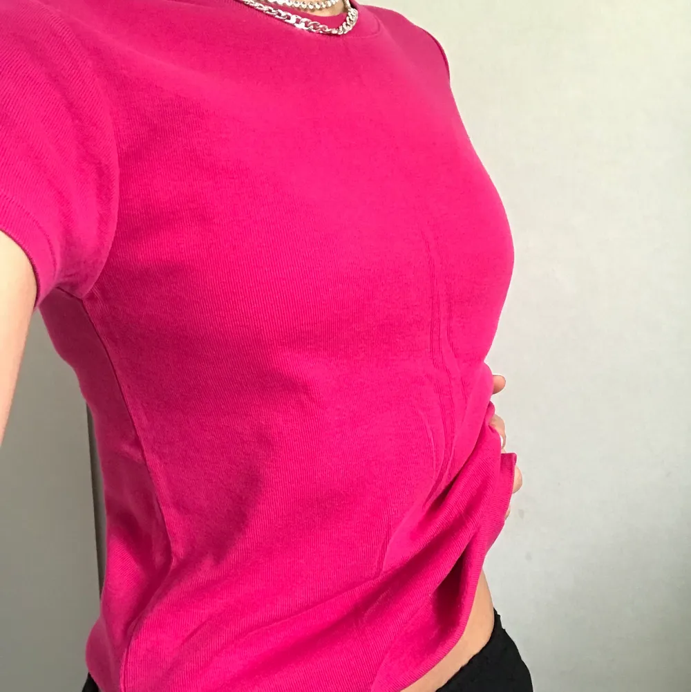 Säljer dennna sjukt snygga Ralph Lauren t-shirten, de är storlek xs men passar upp tilll M!! den är jätte stretchig och passar som smäkk! Älskar kombination färgen med grön och rosa så underbart😍💞⚡️🌸!!. T-shirts.