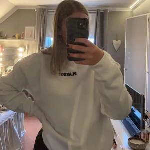 Tröja  - Helt ny sweatshirt från Playboy! I storlek 32 (stor i storlek). 