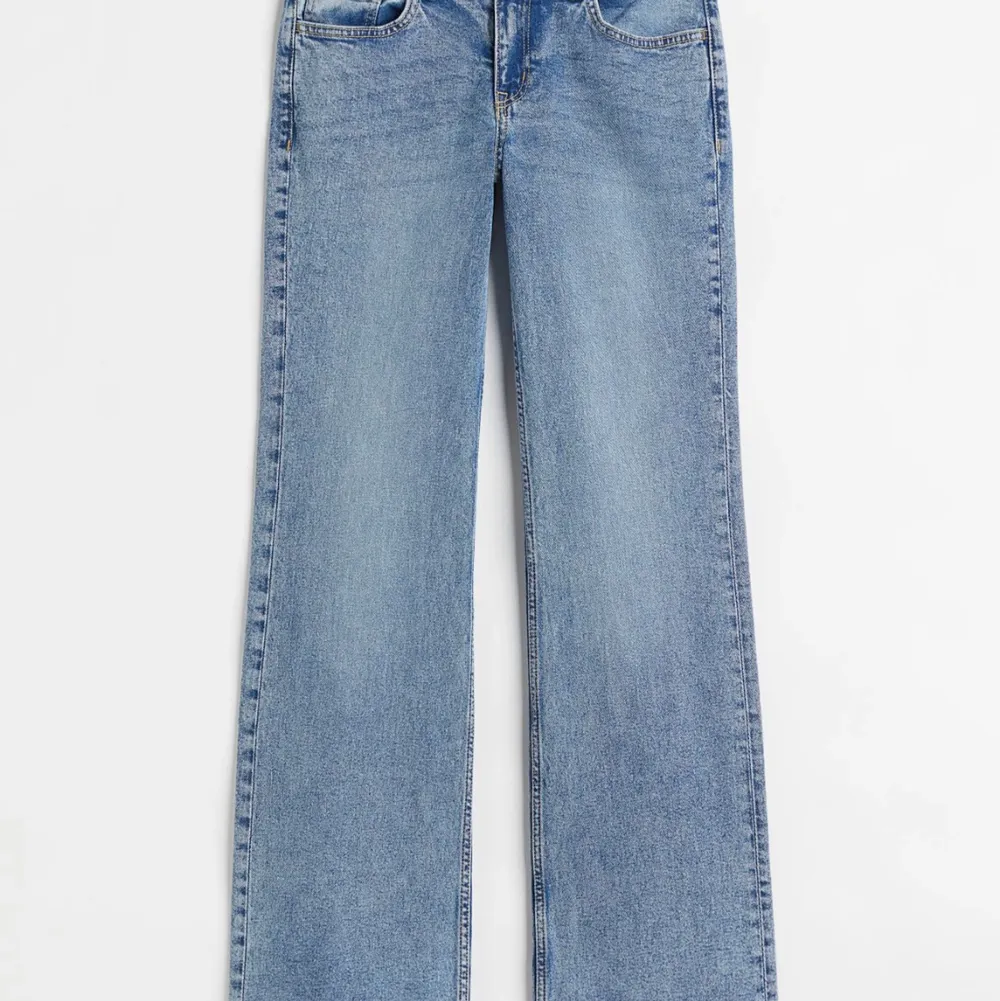 Jätte fina jeans från hm, aldrig andvända varav lappen är kvar, bara testade💕 storlek 38, Low waist💗 250kr ikl frakt. Jeans & Byxor.