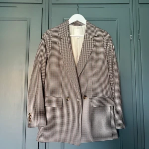 Kavaj - Kavaj/kostym från hm, storlek 34. Hundtandsmönstrad grå/brun/vit/beige. Helt oanvänd! 199 +frakt 66kr 🌸