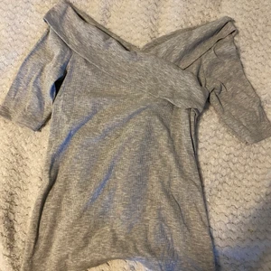 Offshoulder tröja - En grå tröja som ”korsar”. Super fin men passar inte mig. Den sitter fint o fått många komplimanger i den. Den är i L men passar en M oxå😍