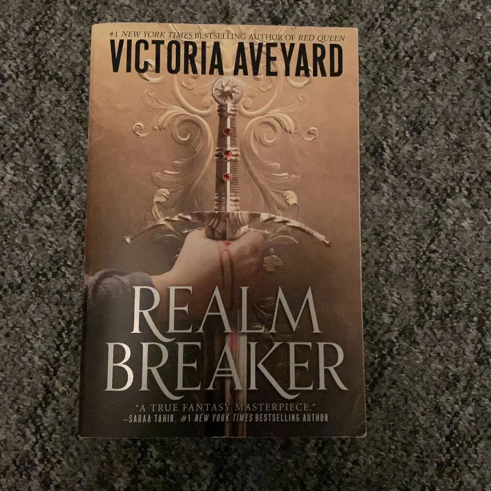 Realm breaker på engelska av Victoria Aveyard, aldrig läst . Övrigt.