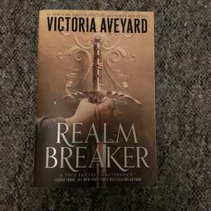 Realm breaker på engelska av Victoria Aveyard, aldrig läst 