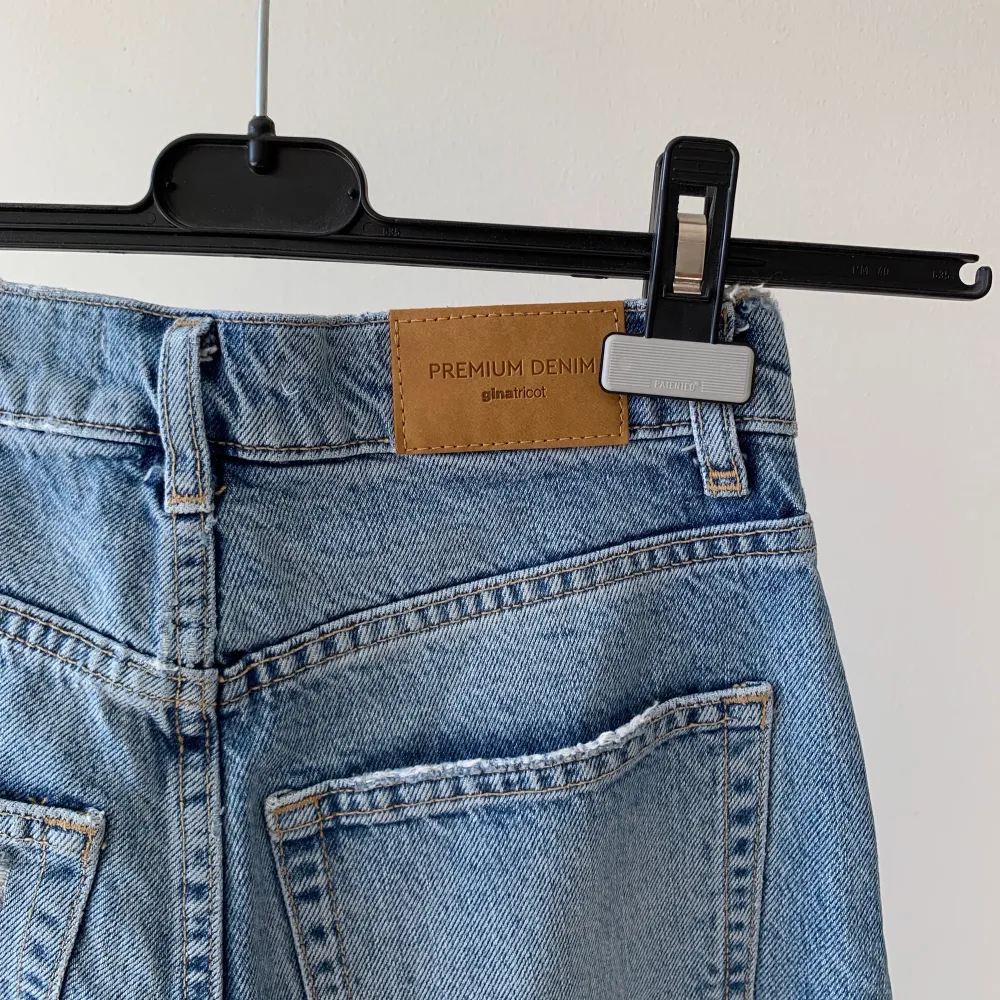 Säljer ett par jättefina jeans från Ginatricot med slitningar på benen. Aldrig använda! Jeansen är i petite (storlek 30) och hyfsat högmidjade. Jättefin blå färg! Köparen står för frakt.. Jeans & Byxor.