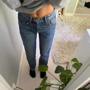 Storlek 32 - Mid rise jeans från zara i storlek 32, använda en del men finns inga defekter. Frakt 66kr