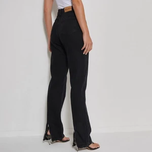 Svarta jeans med slits  - Svarta jeans med slits som man kan justera där bak. Endast använda en gång så de är i nyskick. Väldigt sköna och snygga. Säljer då de inte kommer till användning🤍