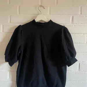 Tröja med puffärmar  - Söt tröja från Vero Moda med puffiga korta armar  Storlek S  